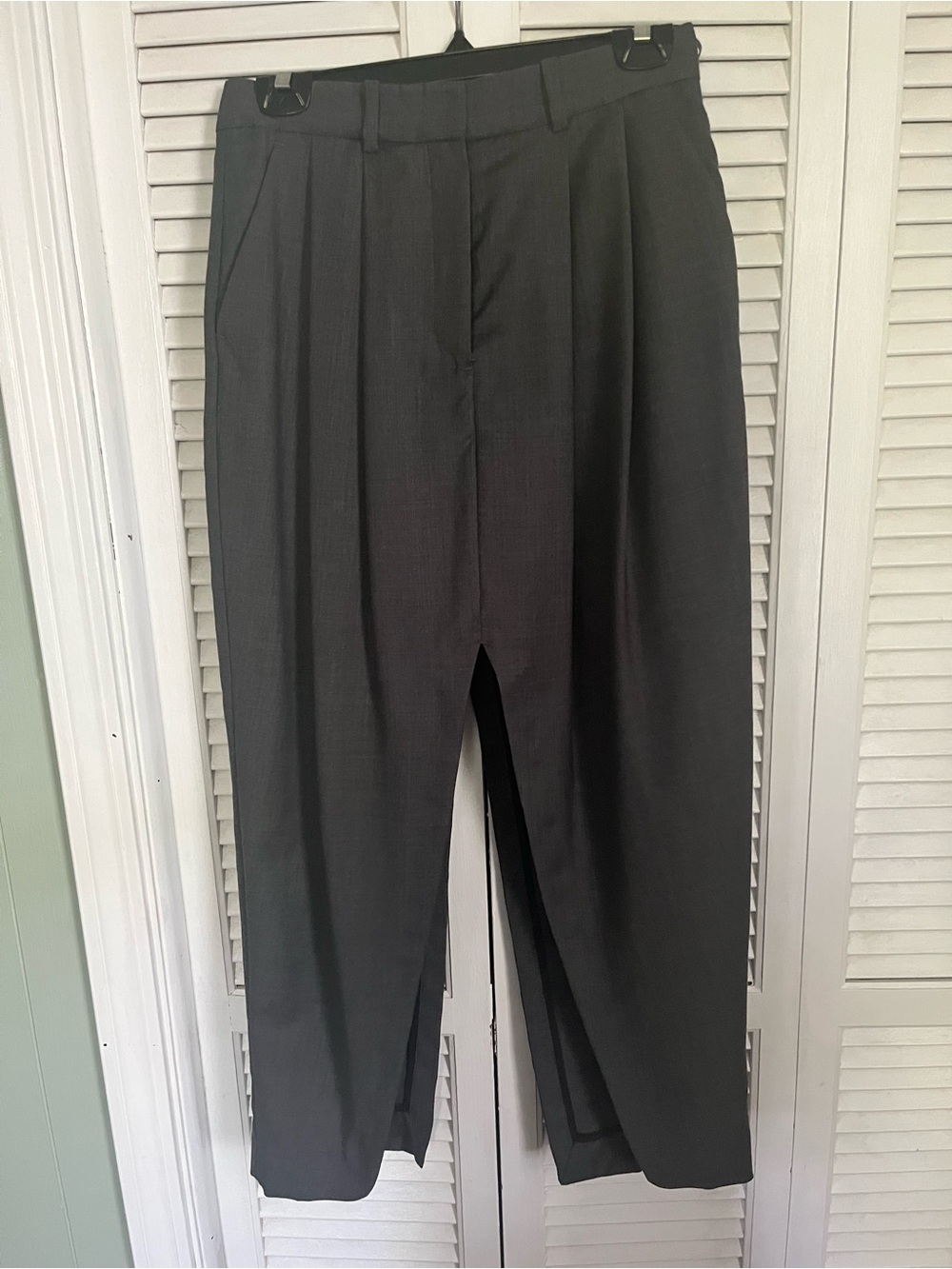 COS pleated skirt with slit. Size 36 (US 4).